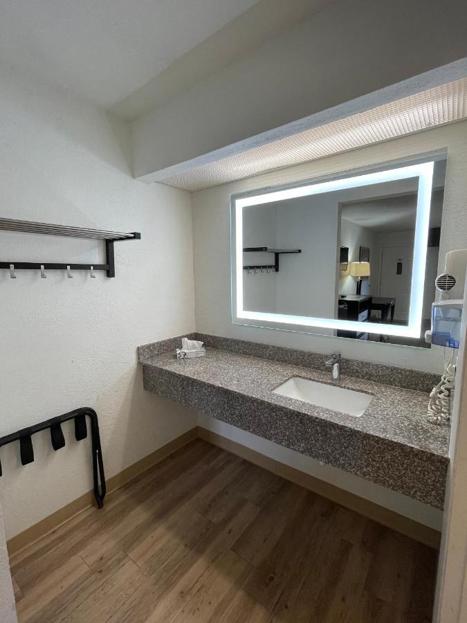 Tricove Inn & Suites Джэксонвиль Экстерьер фото